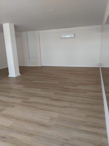 Reforma integral de local comercial con suelo laminado